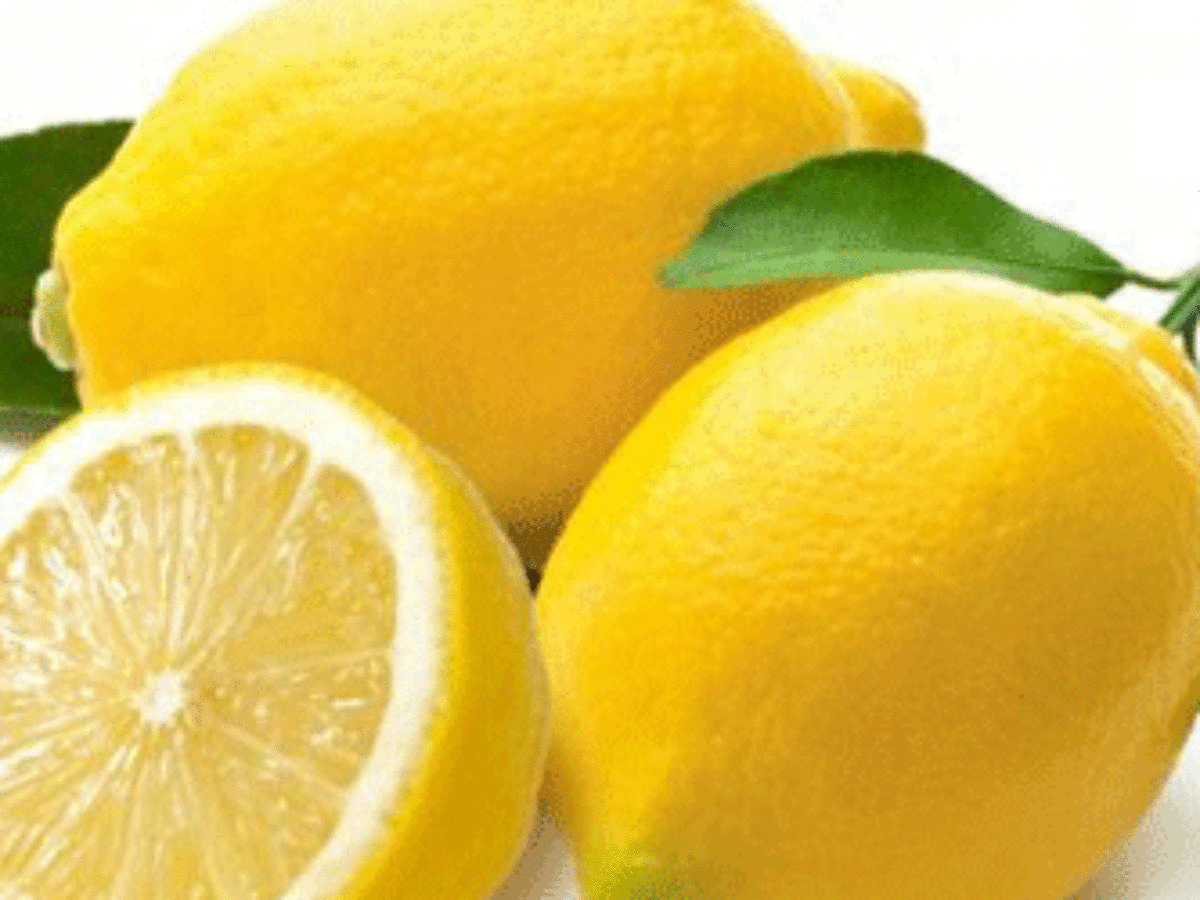 الليمون منعم طبيعي للكعبين